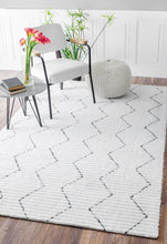 Load image into Gallery viewer, Nuloom Rugs - Hand Tufted Sheilah - White